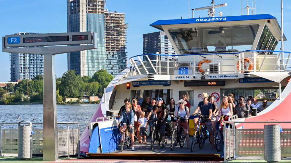 Амстердам забранява круизните кораби, за да ограничи туристите и замърсяването