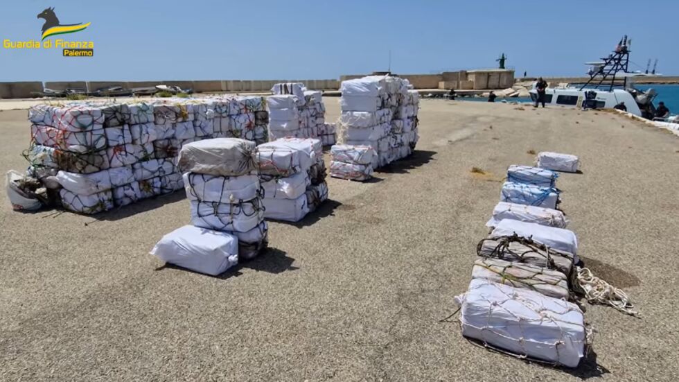 Италия задържа рекордните 5,3 тона кокаин край Сицилия (ВИДЕО)