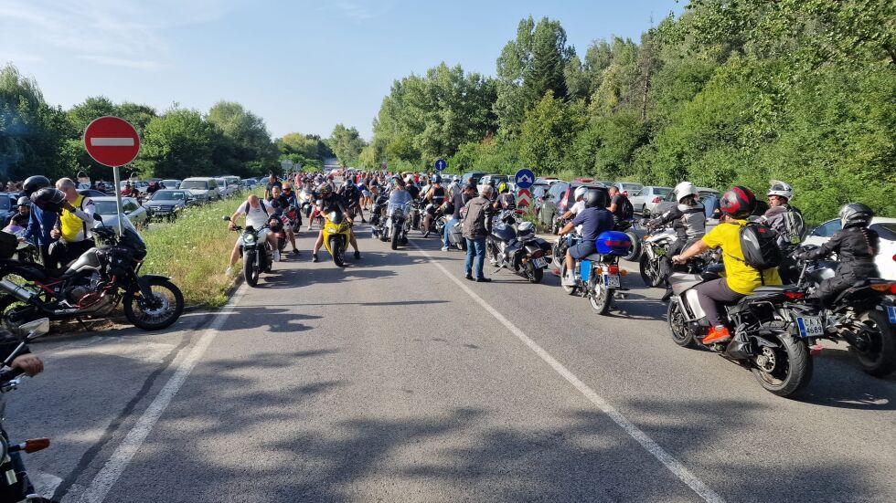 Бдение след катастрофата: Мотористи затвориха пътя Плевен-Ловеч в памет на трите жертви (СНИМКИ)