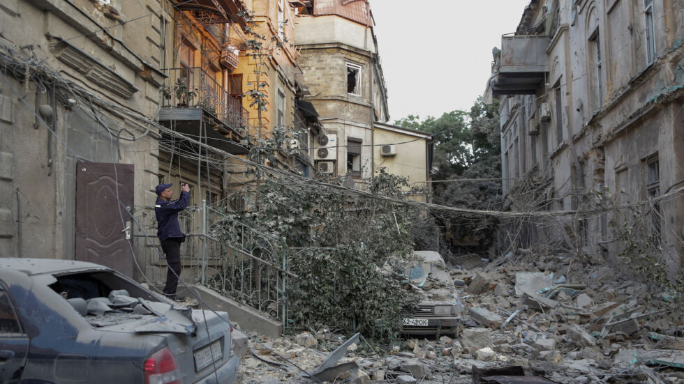 Ракетна атака в Одеса: Най-малко един човек е загинал, а 15 са ранени (СНИМКИ)