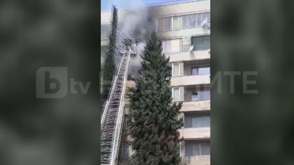 Възрастен мъж загина при пожар в апартамента си в Сливен (ВИДЕО и СНИМКИ)
