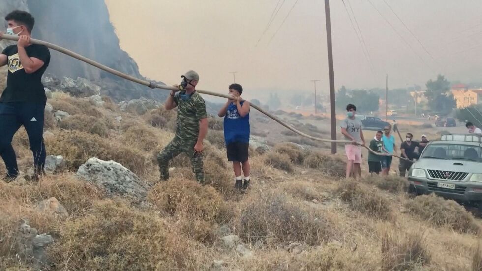 Пети ден продължава огнената стихия на остров Родос