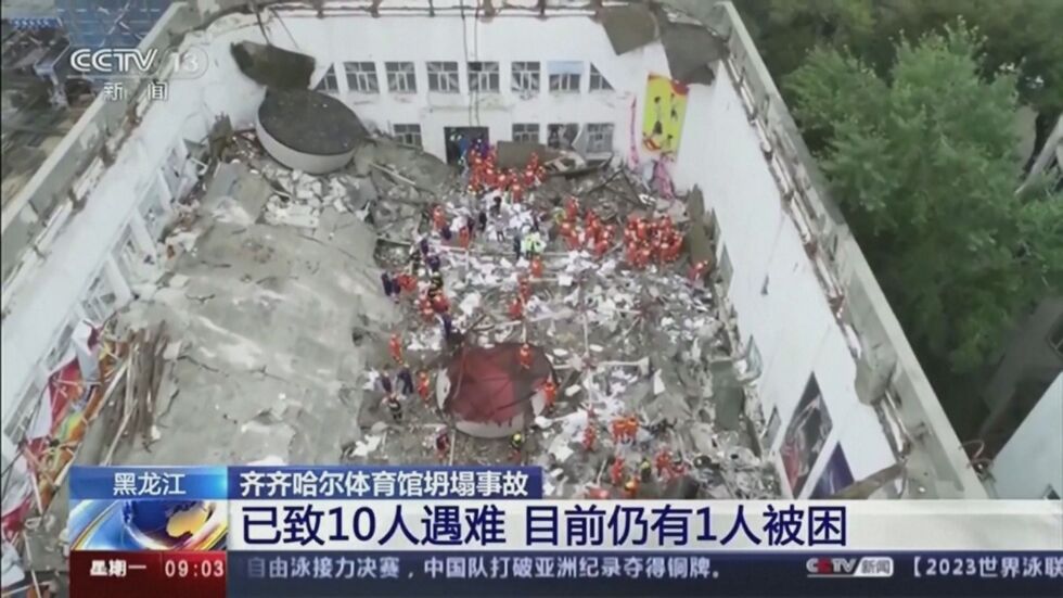 Покрив на физкултурен салон се срути в Китай, загинали са 11 души