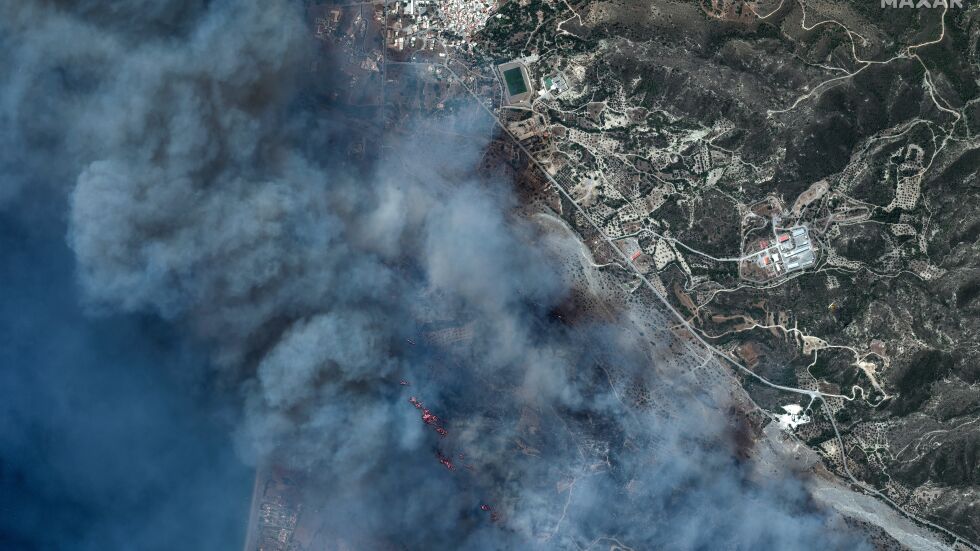 Пожарите в Гърция продължават да бушуват (САТЕЛИТНИ СНИМКИ)