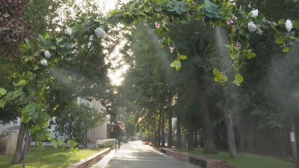 38,8 градуса: Водна арка за справяне с жегата в Хасково