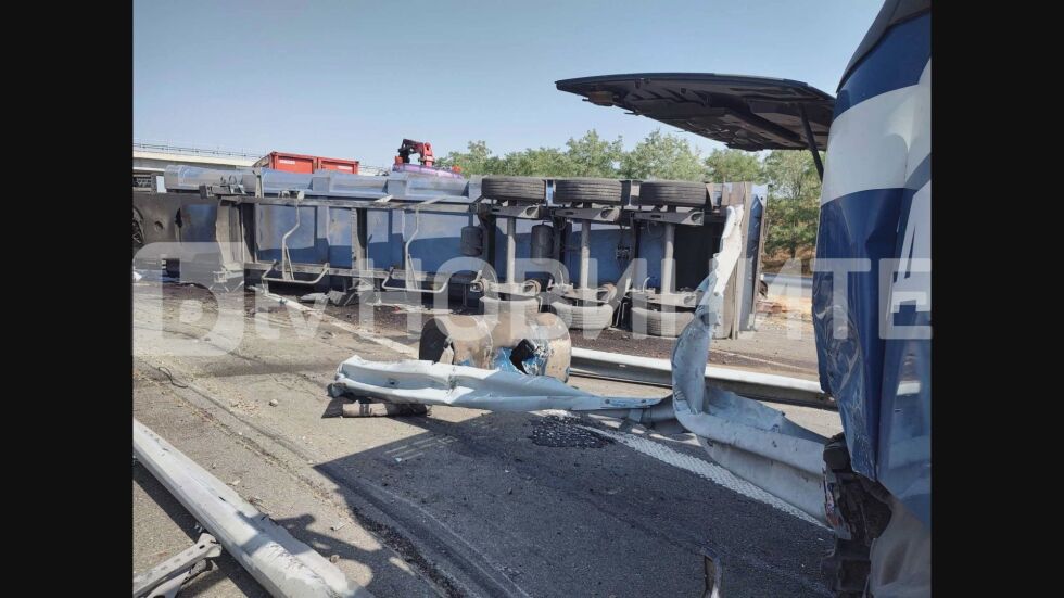 Над 8 часа блокада: Камион се обърна на АМ „Тракия“ и спря движението (СНИМКИ)
