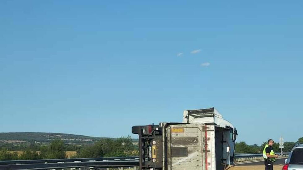 Отново катастрофа с тир на АМ „Тракия“: Камион със зърно се обърна