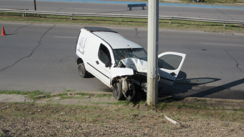 18-годишен шофьор с наскоро взета книжка се заби в стълб в Русе (СНИМКИ)