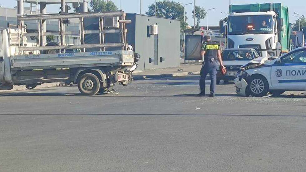 Камион и полицейска кола се удариха в Пловдив (СНИМКИ)