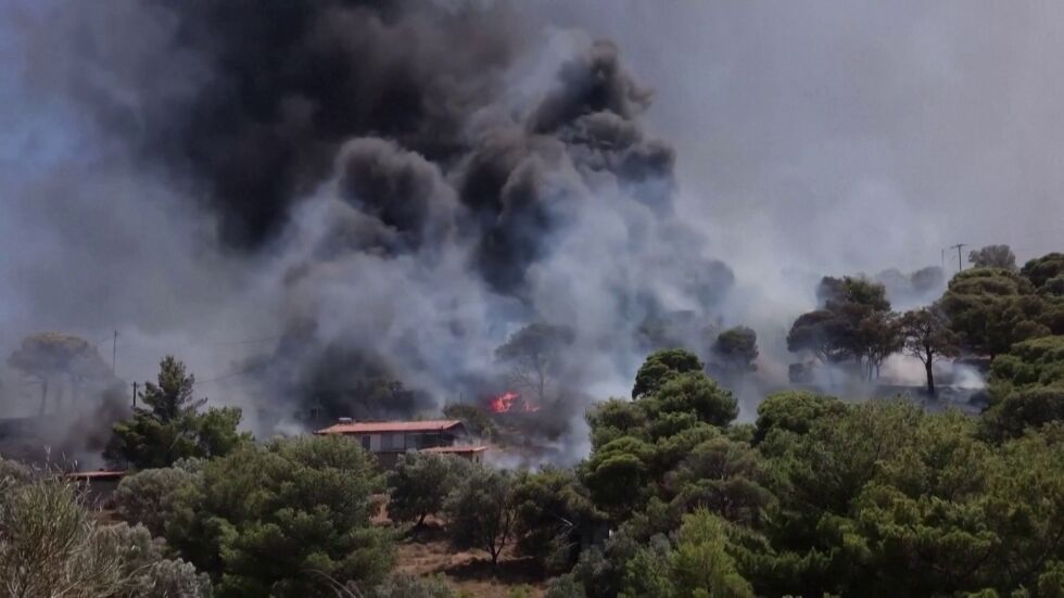  51 огнища за 24 часа: Един човек почина, а 8 са задържани при пожарите в Гърция 