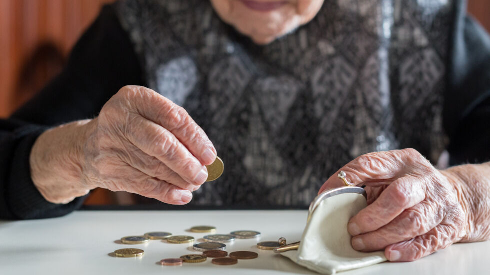 За колко от основните продукти стига средната пенсия у нас?