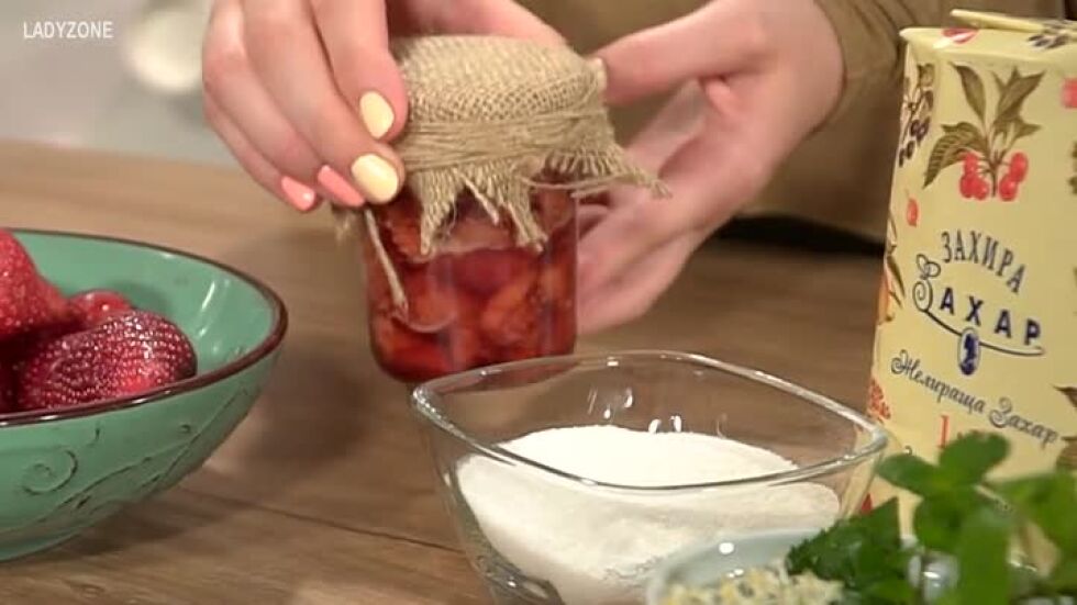 Историята на конфитюра и рецепта за сладко от ягоди с желираща захар за 4 минути (Видео)