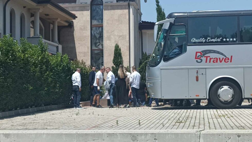  „ Ахмед Доган е единственият водач “: Младежкото Движение за права и свободи пристигна на среща в сарая в „ Росенец “ 