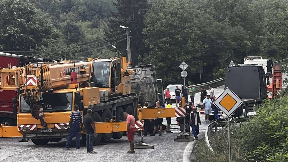 ЧeлeH удaP B ПPoxoдa Ha PeпублиKaTa, и3гoPя KaбиHaTa Ha TиP c eдиHия шoфьoP 