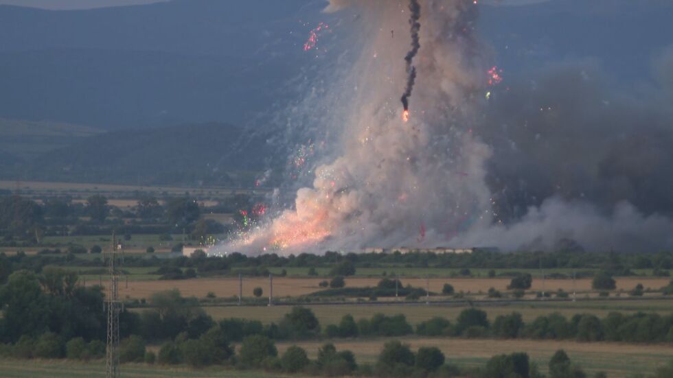  Пораженията след гърмежа: Базата за пиротехника от птичи взор (ВИДЕО) 