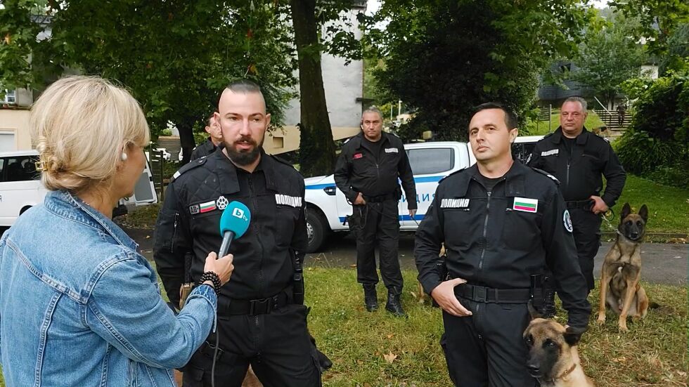 Български полицаи и кучета претърсват Париж за експлозиви (ВИДЕО)
