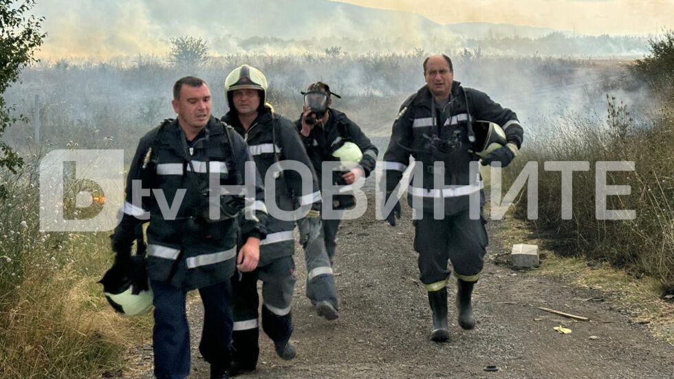 Първите минути след взрива: Пожарникари рискуват живота си, за да изведат ранените в Елин Пелин