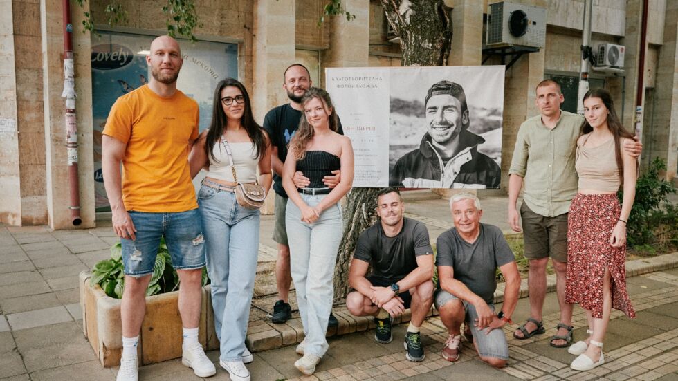  „ Искаме да предадем вяра за избавление “: Група другари подариха 11 000 лева на БЧК 