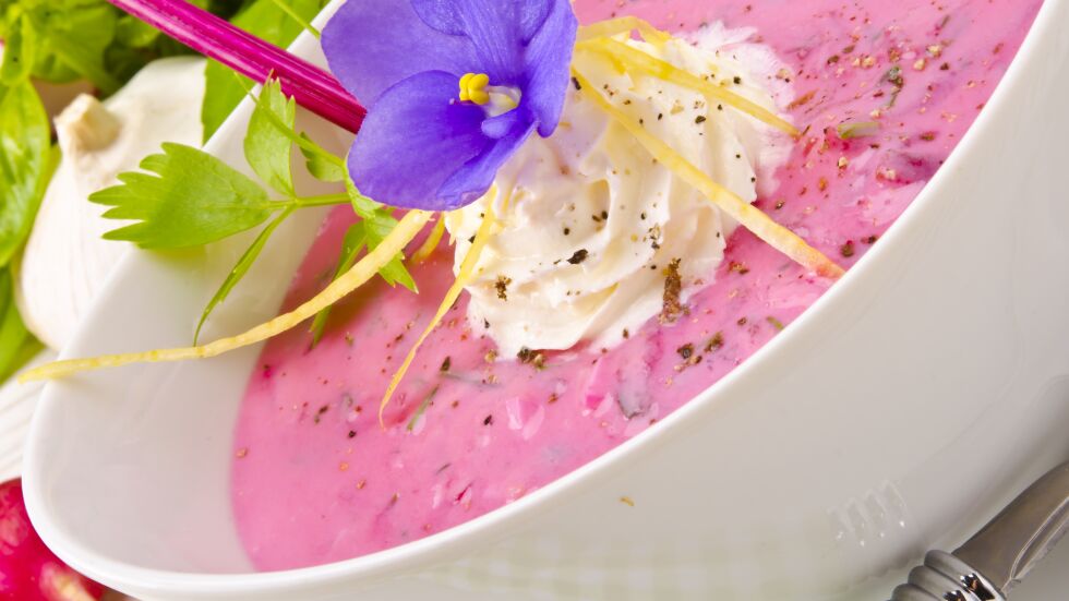 Розова крем супа с цвекло и сметана