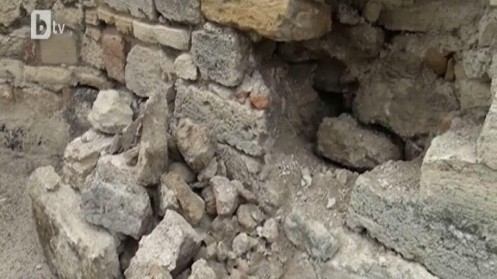 Иманяри изкопаха дупка в стена от крепостта „Баба Вида”