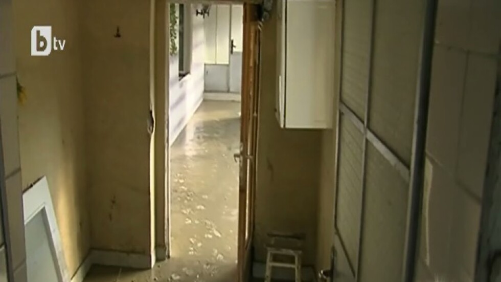 Водата в Априлово се оттегля, пострадалите от потопа още чакат помощ