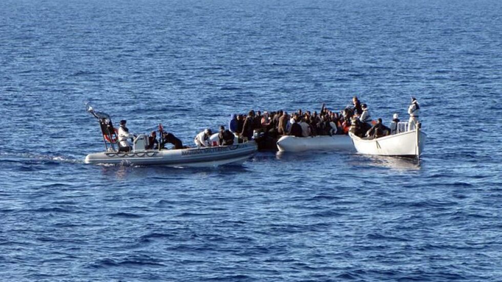 Спасителен кораб на "Лекари без граници" прибра 80 мигранти от гумена лодка край Либия