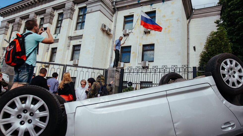 Щурмът над руското посолство в Киев - организиран от олигарх