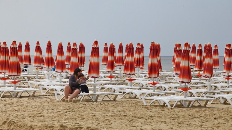 Подготовка за летния сезон: Ще се имунизира ли персоналът в летните курорти?