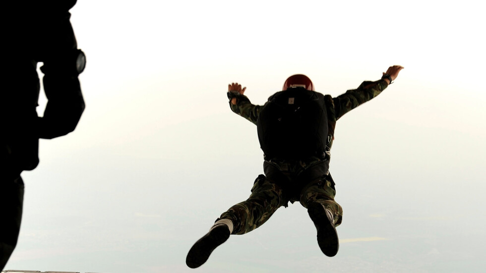 Държавно първенство по парашутизъм: Най-възрастният състезател ще стане на 72 г.