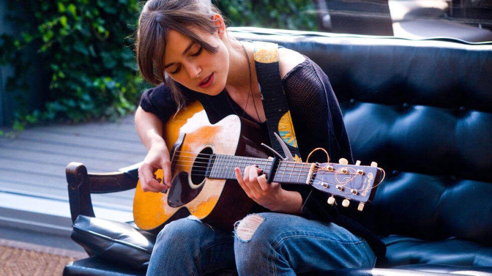 Момиче за милиони: Кийра Найтли вече пее и свири на китара (ВИДЕО)