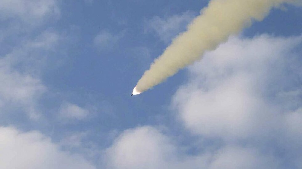 Северна Корея изстреля поне 10 различни ракети  