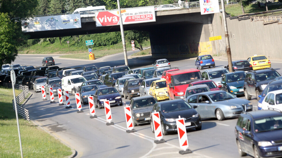 Ремонтът на бул. "Цариграско шосе" предизвика задръствания (СНИМКИ)