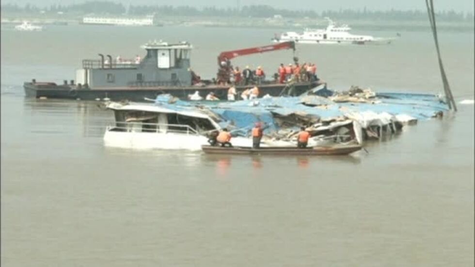 Корабът, който потъна в Китай, бе изправен (ВИДЕО)