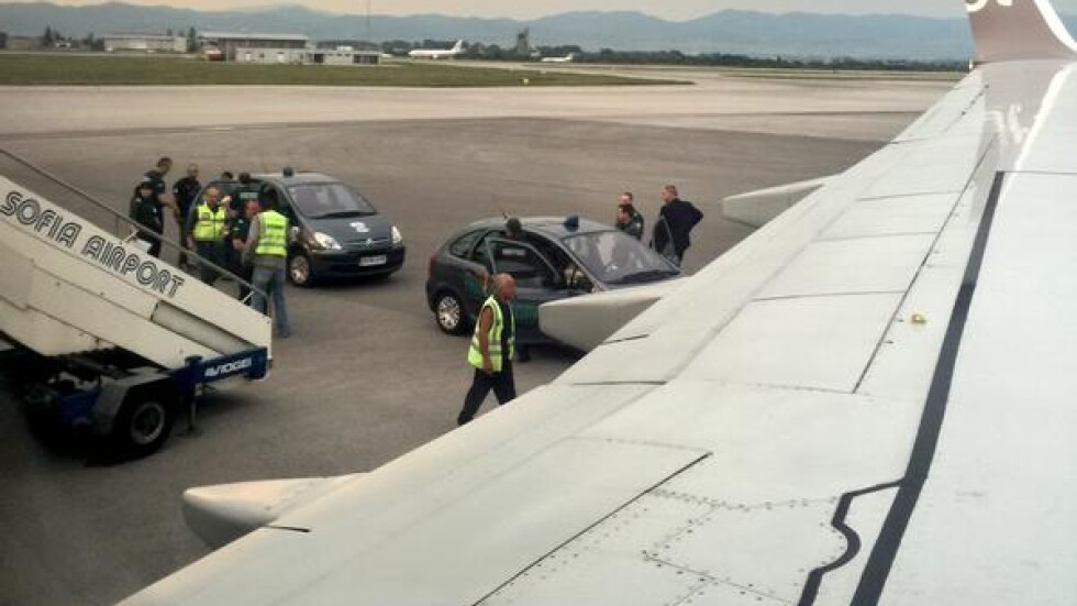 Британски самолет кацна в София заради безредици на борда