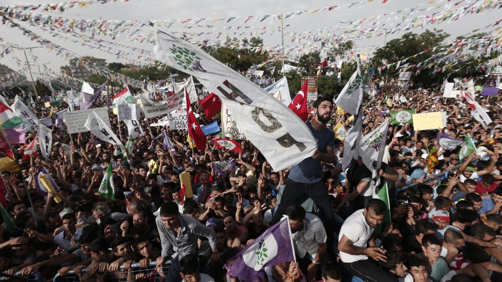 Двама загинали при взрив на кюрдски митинг в Турция (СНИМКИ)