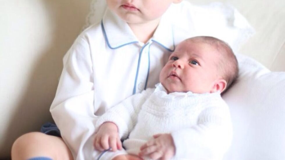 Първите снимки на принц Джордж и сестричката му Шарлот 