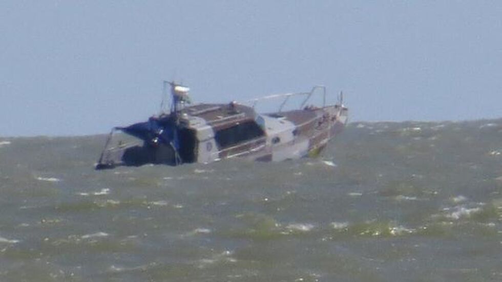 Кораб на украинската крайбрежна охрана експлодира край Мариупол (СНИМКИ)
