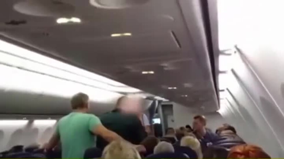 Самолет кацна принудително в София заради пиян пътник (ВИДЕО)