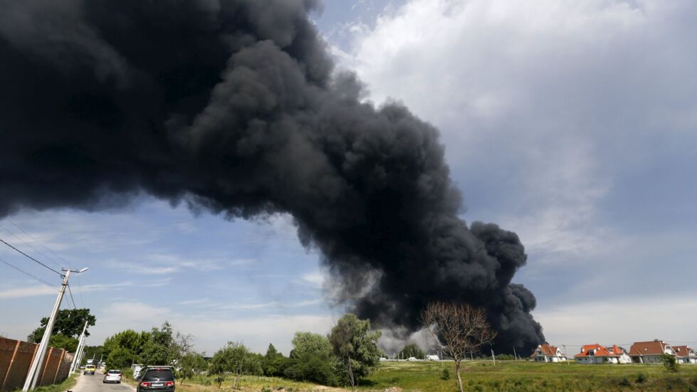 Един загинал и 14 ранени при пожара в нефтохранилище край Киев