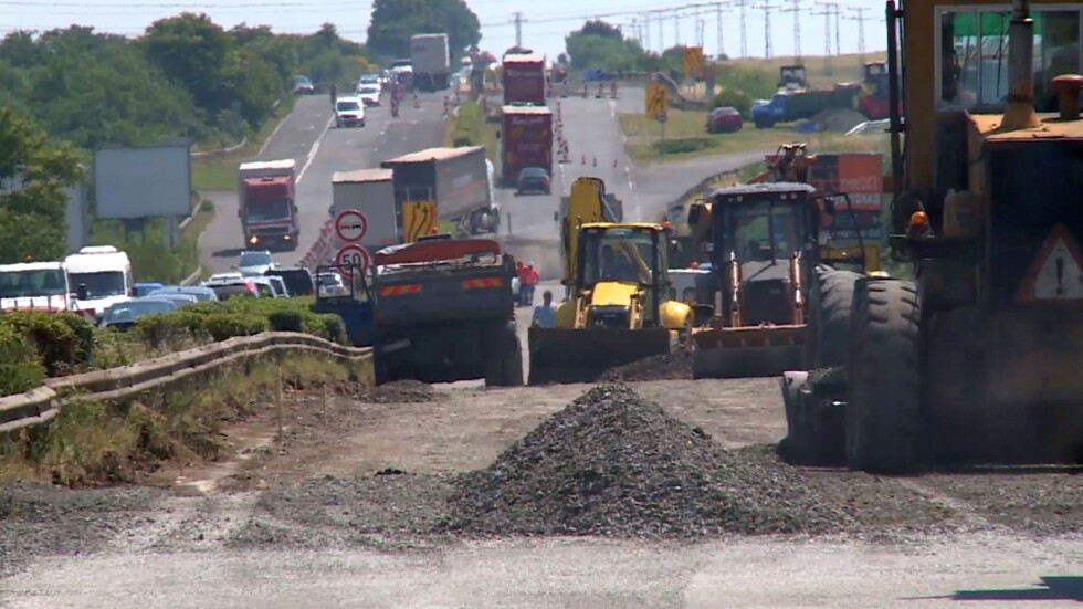 Ремонтът на пътя между Бургас и Сарафово ще приключи до края на юни