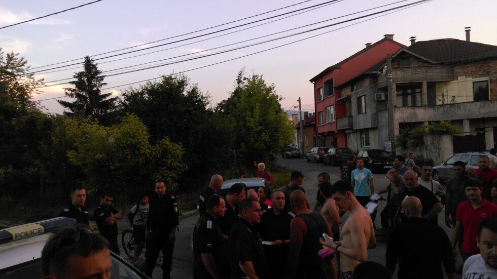 Напрежение в „Орландовци”: Двама полицаи и жител на квартала са откарани в болница