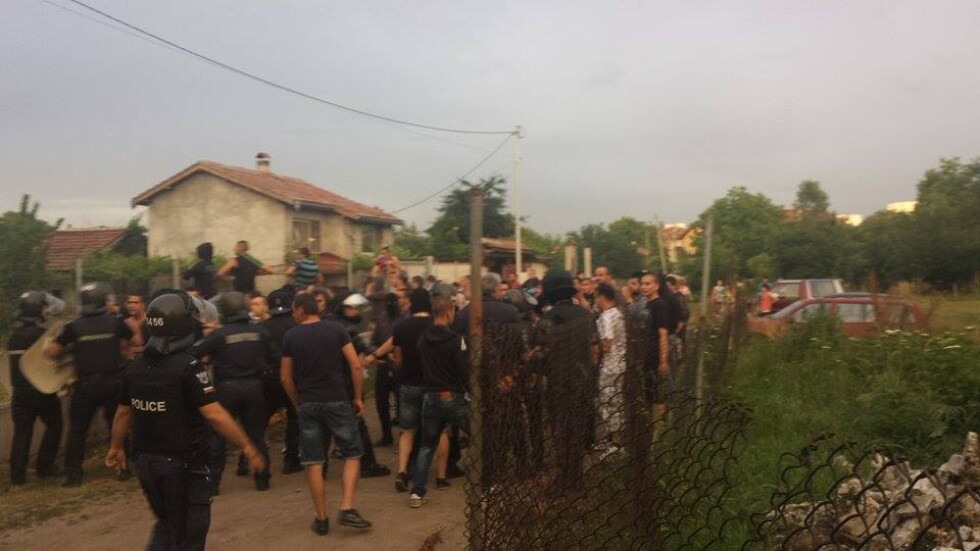 Напрежението в „Орландовци" ескалира, протестиращите нападнаха ромските къщи