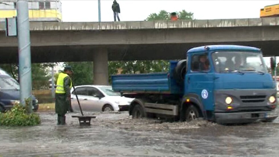 Десетки автомобили във воден капан на източния изход на Пловдив (ВИДЕО)