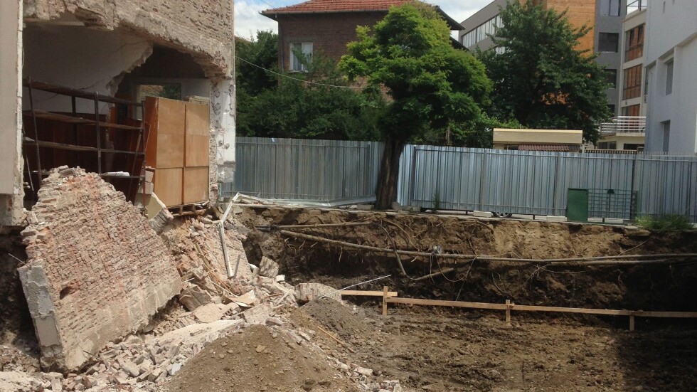 Стена се срути в Математическата гимназия в Казанлък (ОБНОВЕНА)