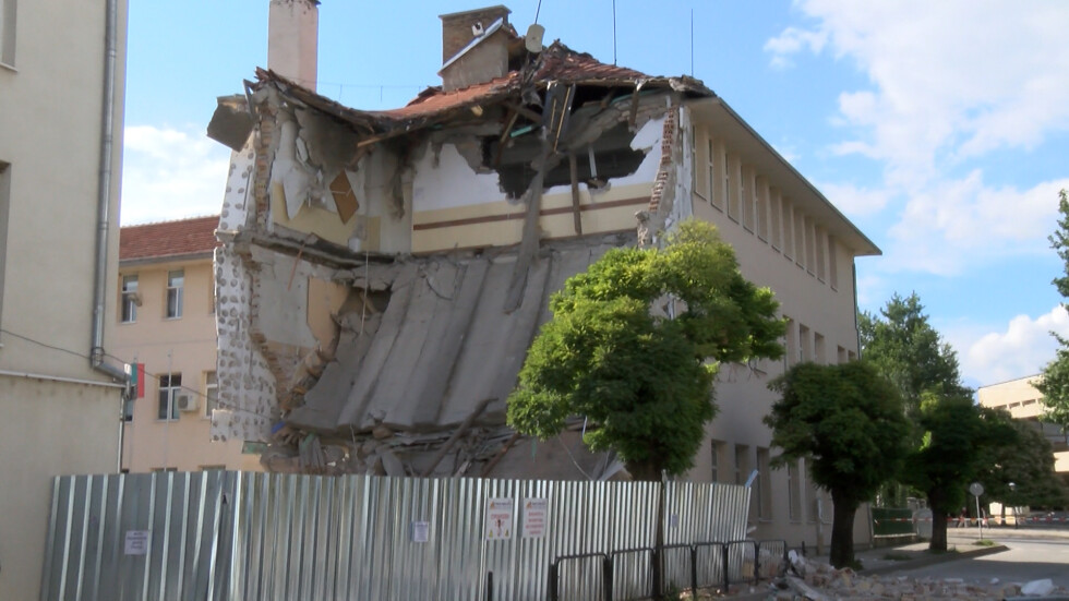 Второ срутване в сградата на математическата гимназия в Казанлък