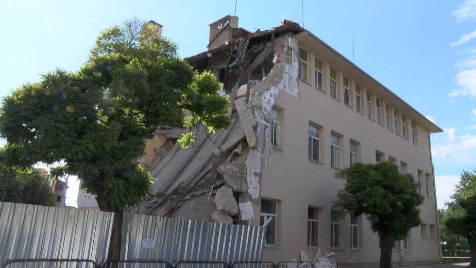 Проверяват причините за срутената гимназия в Казанлък 