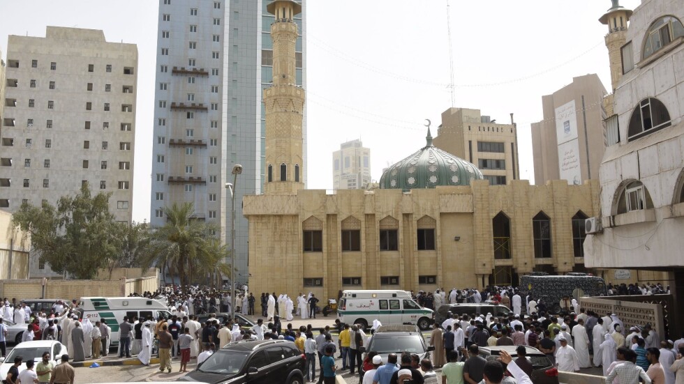 Най-малко 13 жертви на атентатор камикадзе срещу джамия в Кувейт (СНИМКИ И ВИДЕО)