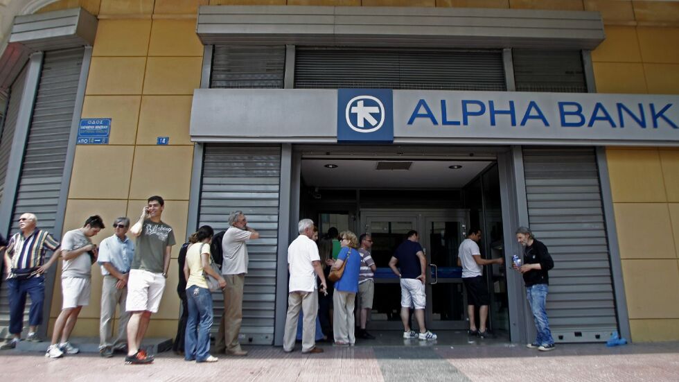 Гърците източват банкоматите, ЕЦБ още дава шанс за спасение(СНИМКИ)
