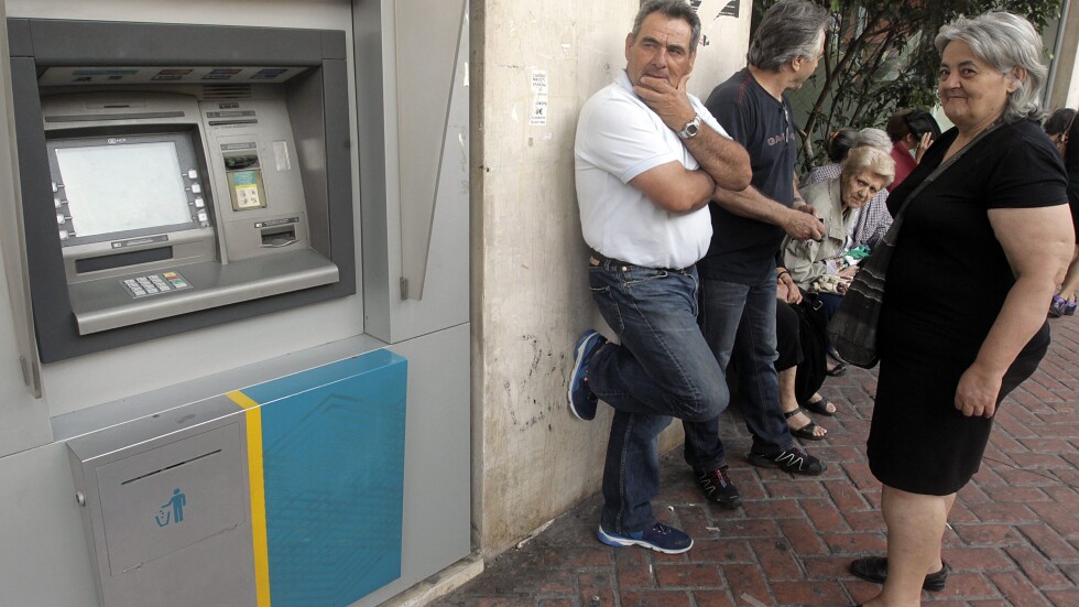 Гръцките банки осъмнаха затворени, играта на нерви продължава 
