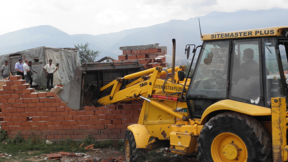 Жители на Гърмен готвят протест срещу спряното събаряне на незаконните постройки 